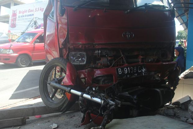 Truk Bermuatan Aspal Hantam Motor dan Mobil di Ambon
