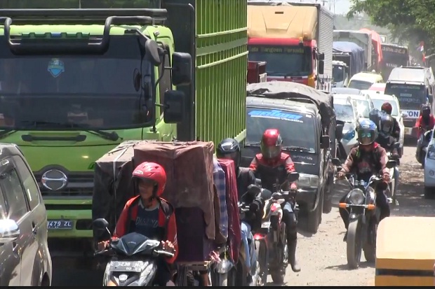 Evakuasi Truk Tangki Terbakar Berlangsung 6 Jam, Pantura Macet Panjang