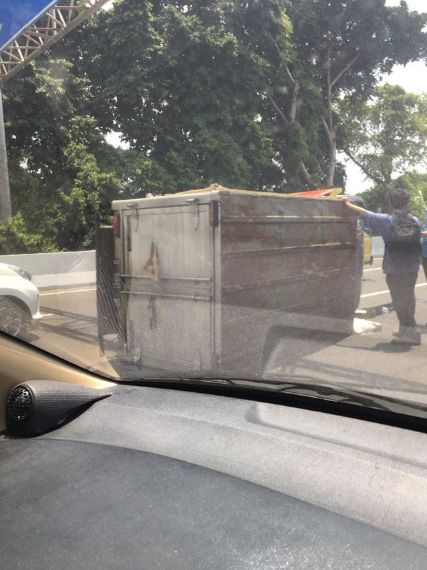 Hantam Beton Pembatas Jalur di Tol, Bus Penumpang Ringsek