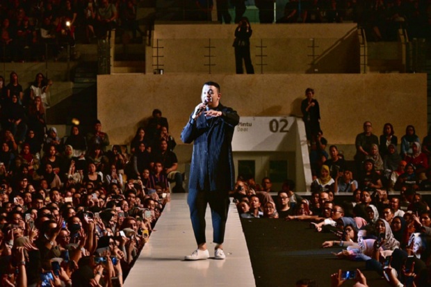 Tulus Bius Ribuan Penggemar di Konser Monokrom
