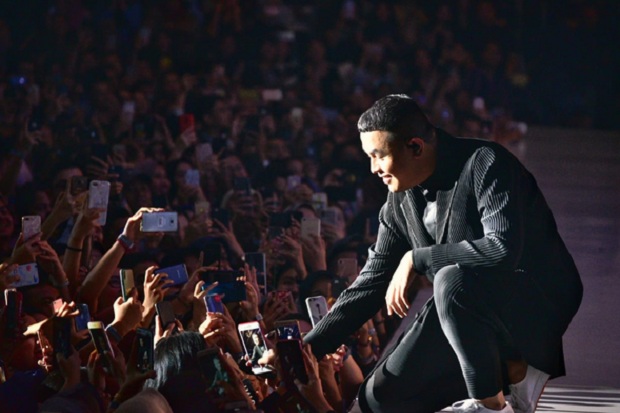 Tulus Bius Ribuan Penggemar di Konser Monokrom
