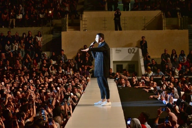 Tulus Bius Ribuan Penggemar di Konser Monokrom