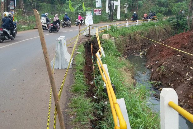 Turap Jalan di Ciputat Longsor, Pengendara Diminta Hati-hati