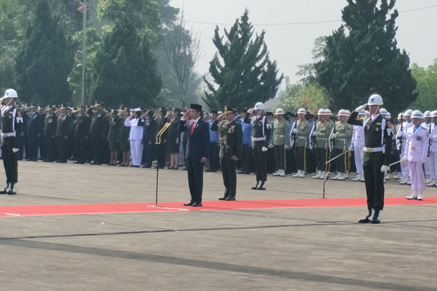 Hari Pahlawan, Jokowi Tabur Bunga di TMP Cikutra Bandung