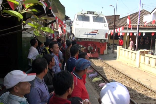 Di tengah keterbatasan lahan untuk upacara, warga Comboran, Kota Malang, Jawa Timur, tetap semangat melaksanakan upacara bendera memperingati HUT ke-72 RI. Mereka antusias menggelar upacara di atas rel kereta api. Foto/MNC Media/Deny Irwansyah