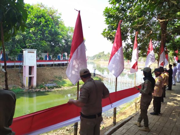 Upacara Kolosal di Situ Perigi, Warga Kibarkan 1.074 Bendera Merah Putih
