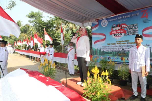 Upacara Kolosal di Situ Perigi, Warga Kibarkan 1.074 Bendera Merah Putih
