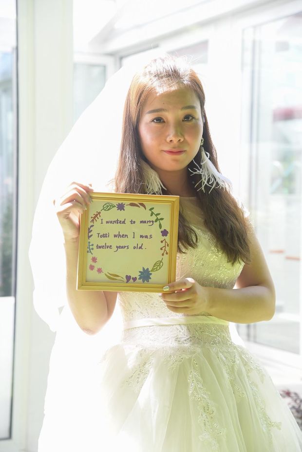 Wanita dengan Gaun Pengantin Gegerkan Sesi Latihan AS Roma
