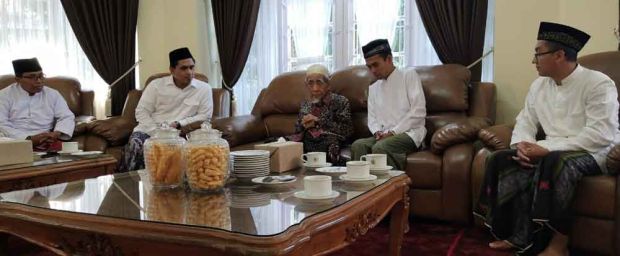 Temui Mbah Moen, Ustaz Abdul Somad Dapat Wejangan Dakwah