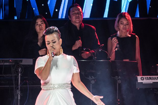 Munculnya Ruh Sang Legenda dalam Konser Erros-Chrisye-Yockie