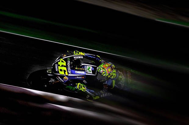 Valentino Rossi (kiri-tim Yamaha Factory Racing) di lomba MotoGP Qatar 2017. (Foto-Gigi Soldano) Valentino Rossi (kiri-tim Yamaha Factory Racing) di lomba MotoGP Qatar 2017. (Foto-Gigi Soldano)