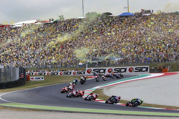 Valentino Rossi (depan) saat memimpin lomba MotoGP Italia 2017 di sirkuit Mugello. (Foto-ValeYellow)
