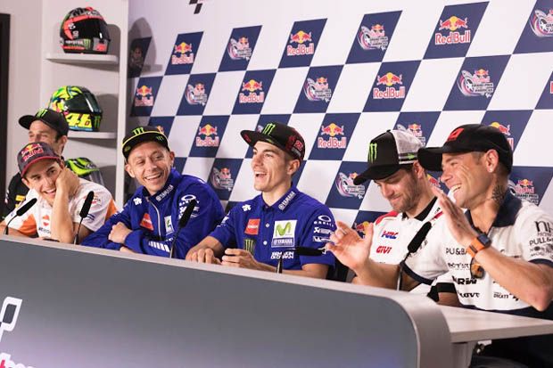 Valentino Rossi (ketiga dari kiri) di apit Marc Marquez dan Maverick Vinales pada jumpa pers MotoGP Austin 2017. (Foto-blogspot)