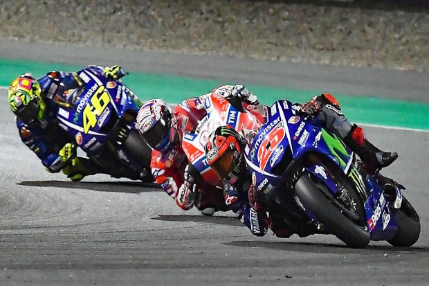 Valentino Rossi (kiri) saat membuntuti Andrea Dovizioso (Ducati) dan Maverick Vinales di lomba MotoGP Qatar 2017. (Foto-Motorcyclelife.com.au)