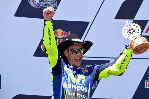 Valentino Rossi (Yamaha Factory Racing) di podium juara lomba MotoGP Austin 2017. (Foto-yamaha motogp)