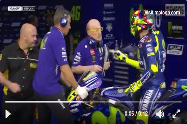 Valentino Rossi (Yamaha Factory Racing) memberi kode kepada Silvano Galbusera. (Foto-MotoGP)