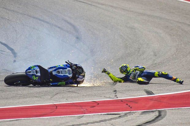 Valentino Rossi (Yamaha Factory Racing) saat terjatuh pada lomba MotoGP Austin 2016. (Foto-MotoGP)