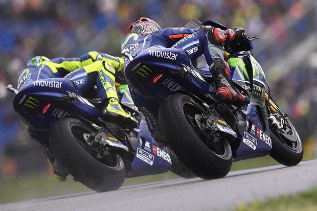 Valentino Rossi bersama Maverick Vinales bertarung pada akhir pekan lomba MotoGP Jerman 2017 di sirkuit Sachsenring. (Foto-Yamaha) 3