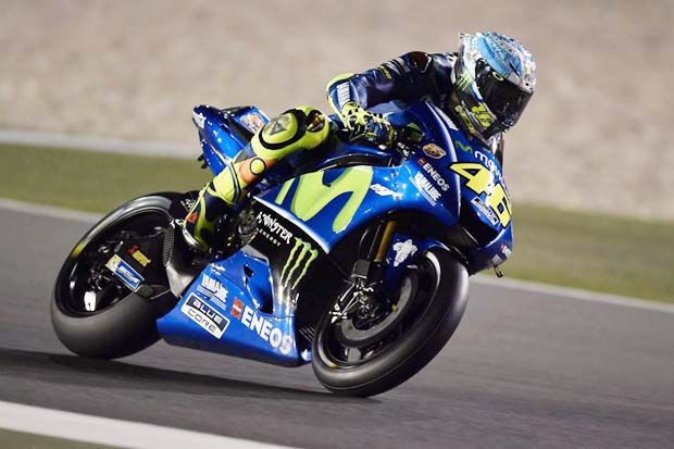 Valentino Rossi di garasi tim Movistar Yamaha pada sesi latihan bebas I MotoGP Qatar 2017. (Foto-GPOne) 2