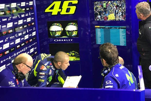 Valentino Rossi di garasi tim Yamaha Factory Racing pada akhir pekan lomba MotoGP Jerman 2017 di sirkuit Sachsenring. (Foto-Yamaha)