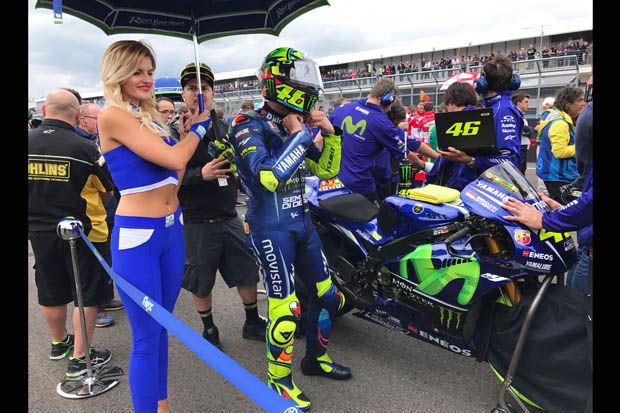 Valentino Rossi di grid start MotoGP Jerman 2017 di sirkuit Sachsenring. (Foto-Yamaha)