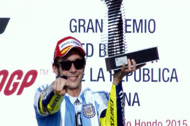 Valentino Rossi di podium juara MotoGP Argentina 2015 bersama Yamaha. (Foto-MotoGP)