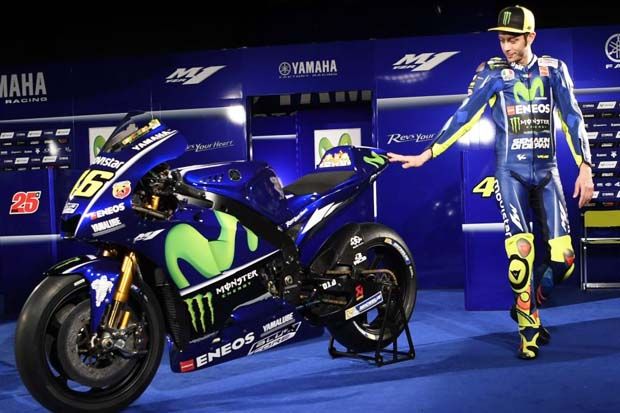 Valentino Rossi di sesi foto peresmian tim Yamaha Factory Racing untuk MotoGP 2017. (Foto-twimg)1