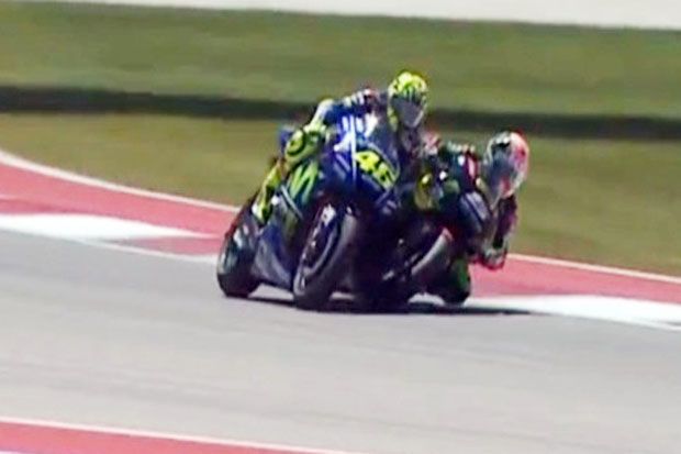 Valentino Rossi ketika bersenggolan dengan Johann Zarco pada lomba MotoGP Austin 2017. (Foto-autoportal.iol.pt)