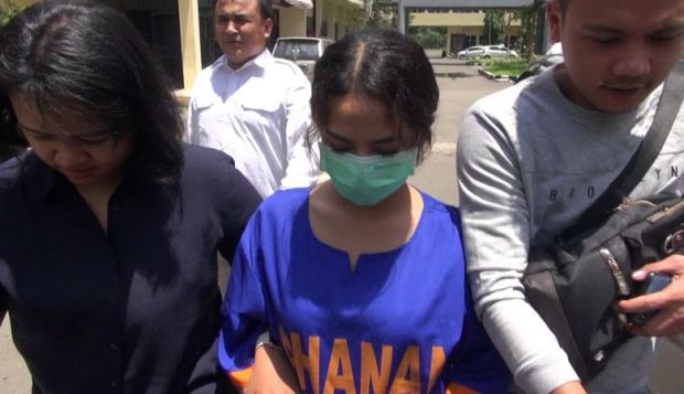 Diperiksa Tersangka, Vanessa Angel Pakai Baju Tahanan dan Diborgol