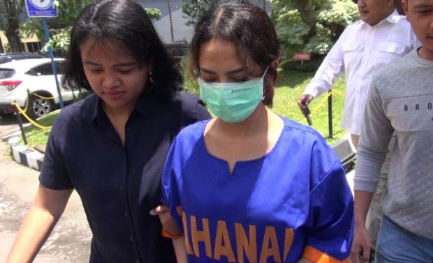 Diperiksa Tersangka, Vanessa Angel Pakai Baju Tahanan dan Diborgol