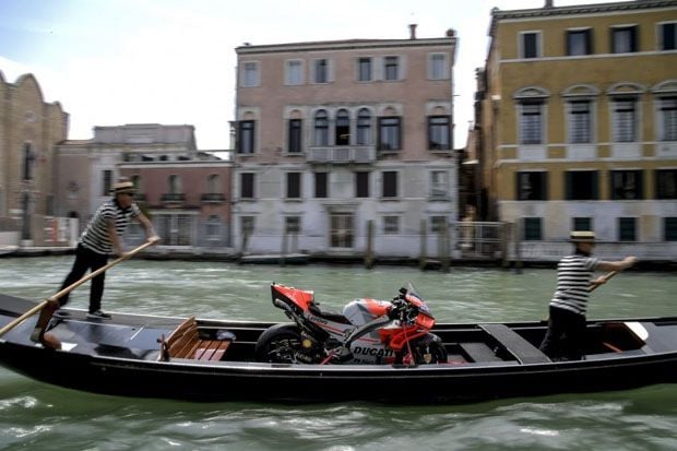 Kampanye #EnjoyRespectVenezia, Lorenzo Keliling Pakai Wearpack