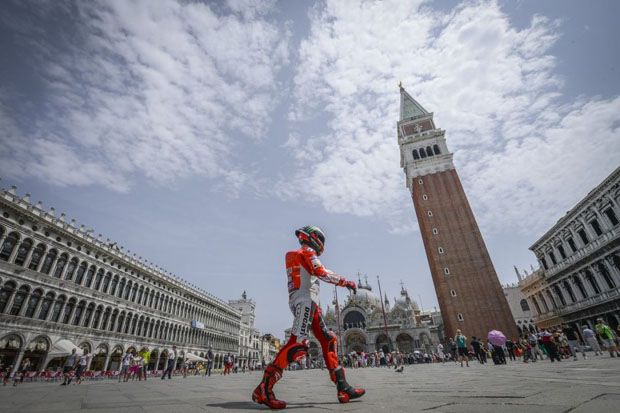 Kampanye #EnjoyRespectVenezia, Lorenzo Keliling Pakai Wearpack