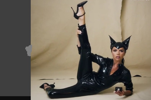Victoria Beckham ‘Bersenang-senang’ dengan Dunia Fashion