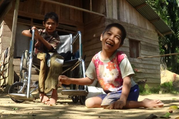 Kisah Wahyuni dan Praja, Anak Buruh Sawit yang Menderita Polio sejak Kecil