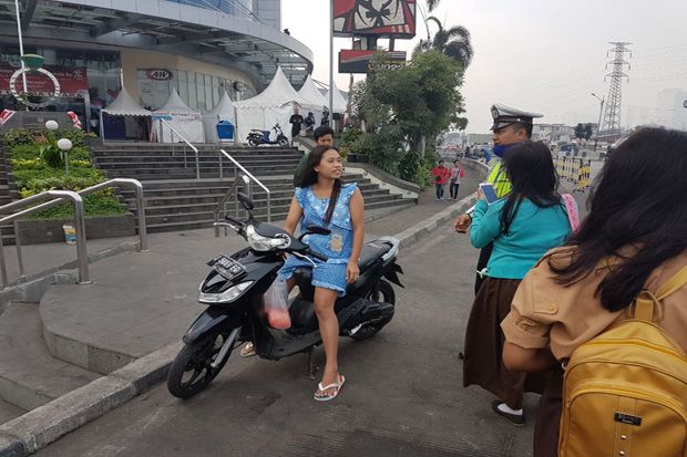 Pagi-pagi, Tiga Perempuan Cantik Ini Sudah Kena Tilang