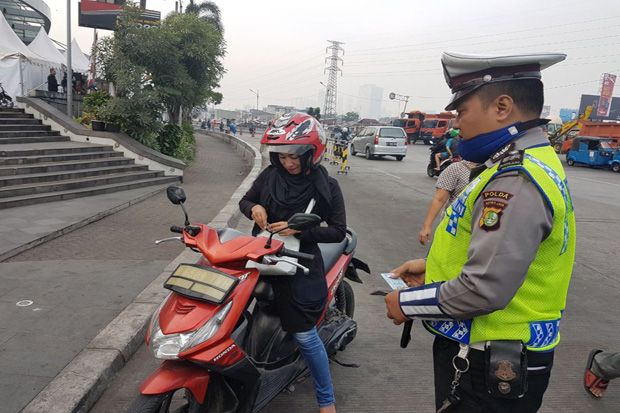 Pagi-pagi, Tiga Perempuan Cantik Ini Sudah Kena Tilang