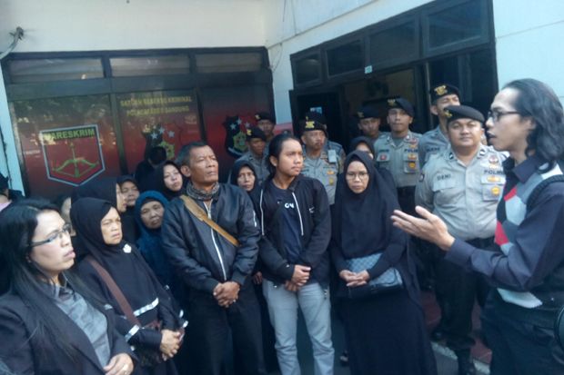 Belasan warga Kelurahan Kebon Jeruk, Kecamatan Andir, Kota Bandung, meminta perlindungan ke Polrestabes Bandung, Kamis (13/7/2017). Mereka resah karena rumahnya terancam digusur. Foto/SINDOnews/Agus Warsudi