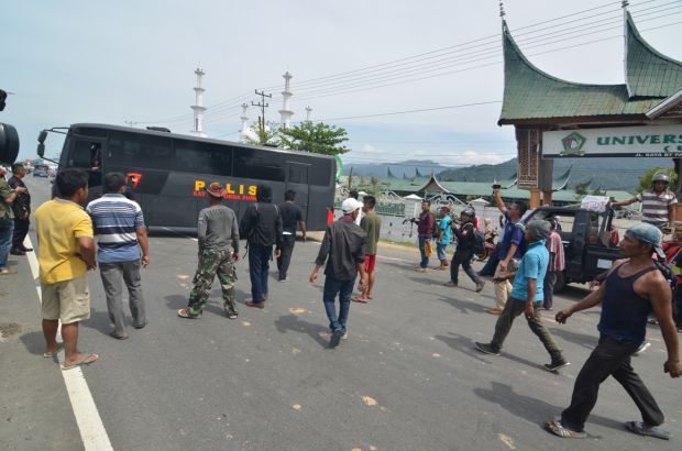 Sertifikat Diblokir, Ribuan Warga Blokade Jalan By Pass Padang