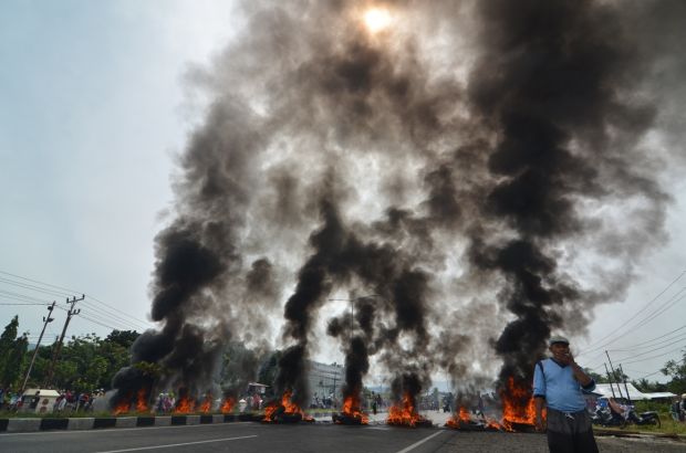 Sertifikat Diblokir, Ribuan Warga Blokade Jalan By Pass Padang