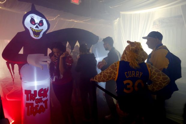 Warriors Tambah Derita Pelicans di Hari Halloween
