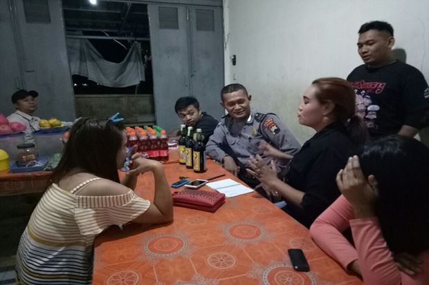 Polisi Razia 5 Warung Makan, Puluhan Botol Miras Diamankan
