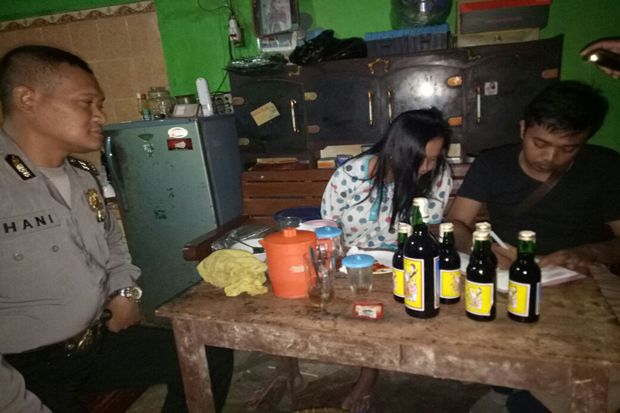 Polisi Razia 5 Warung Makan, Puluhan Botol Miras Diamankan