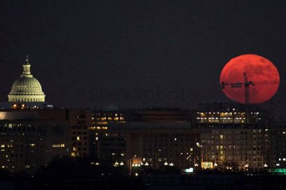 Sukacita Masyarakat Dunia di Tengah Supermoon nan Indah