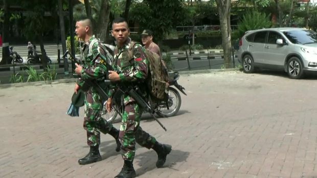Pasukan TNI Bersenjata Lengkap Mulai Amankan Kediaman Bobby Nasution