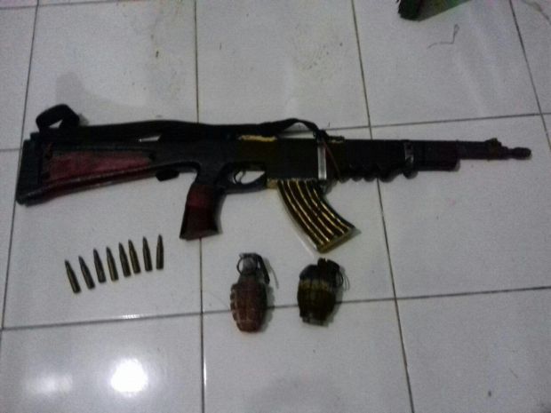 Mantan Tentara OPM Serahkan Senapan dan Granat ke TNI AD