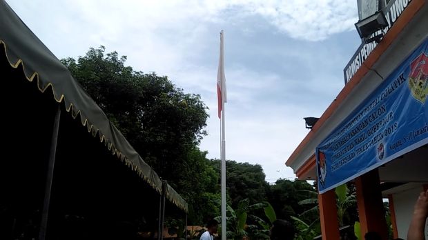 Keterlaluan, Bendera Merah Putih Dikibarkan Terbalik di Kantor KPU NTT