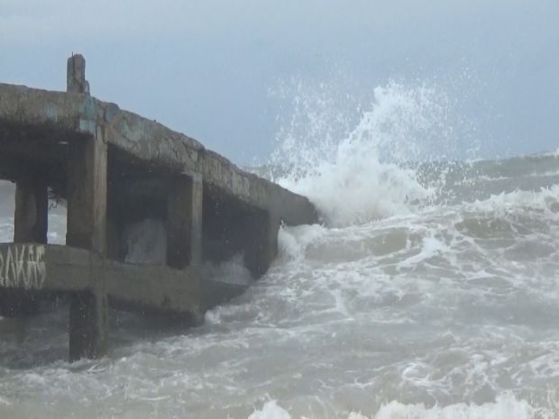 Gelombang Tinggi di Pantai Tedis Hantam Gedung dan Lampaui Pagar Pembatas Kota