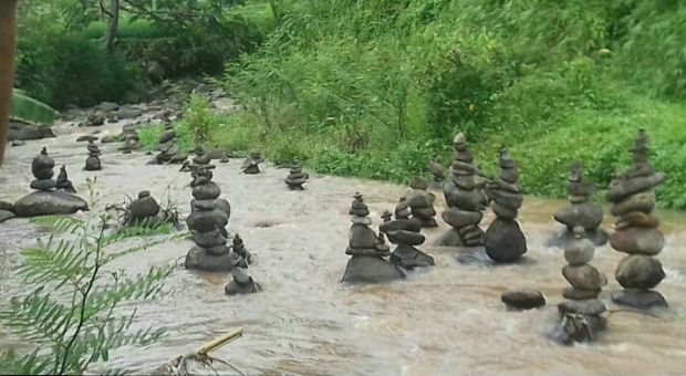 Heboh 99 Tumpukan Batu Aneh di Sungai Cidahu Sukabumi Ini Penjelasannya