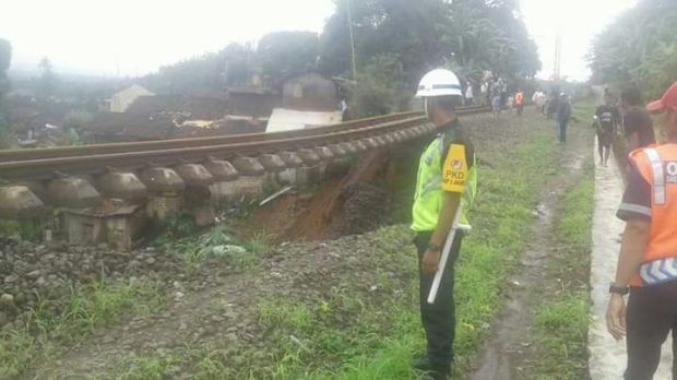 Longsor di 2 Titik, Jalur KA Bogor - Sukabumi Lumpuh