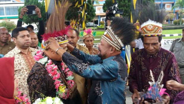 Plt Gubernur Soedarmo Disambut Secara Adat di Tanah Papua